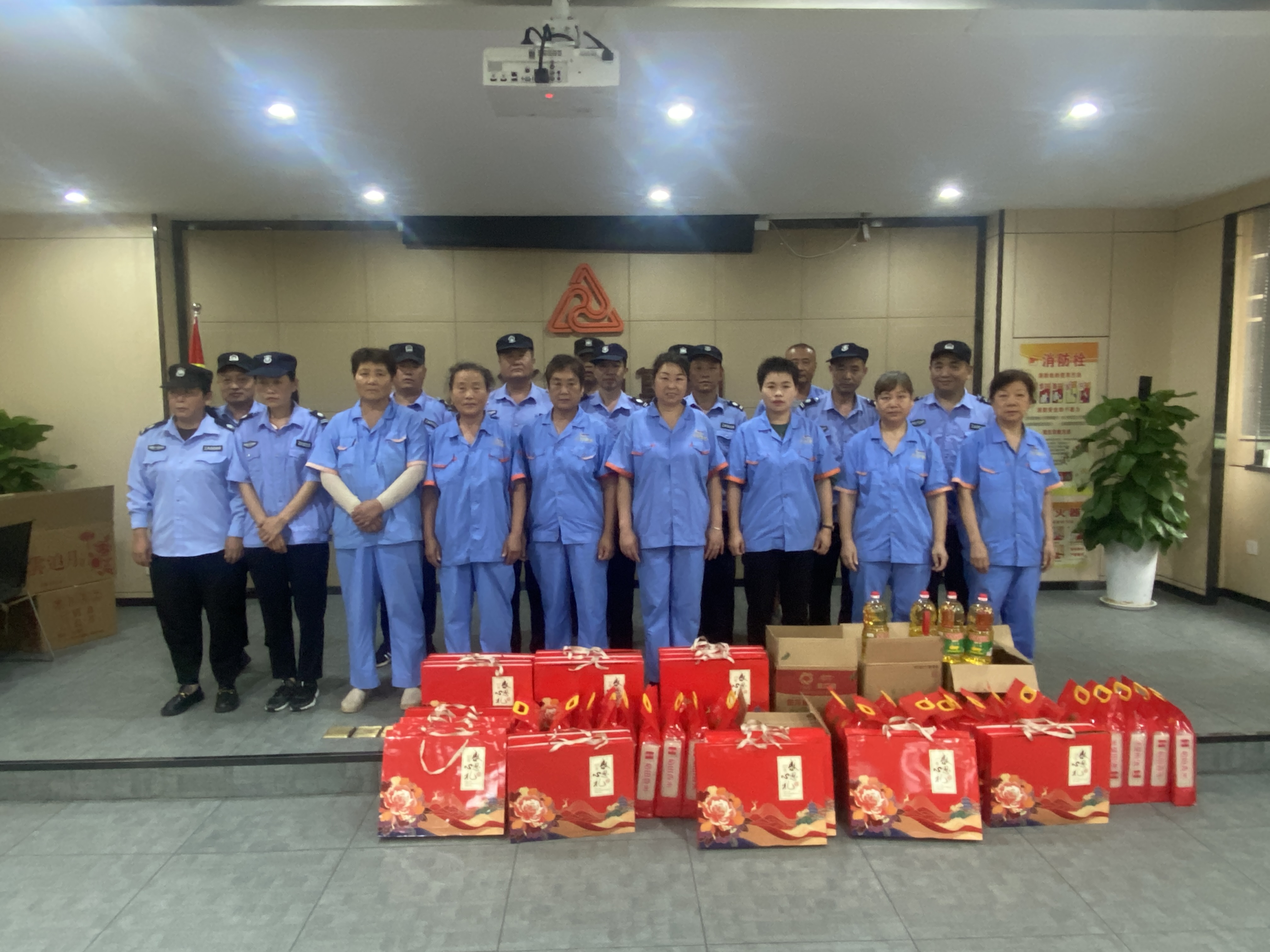 “濃情中秋節(jié)，慰問(wèn)暖人心”——建華文創(chuàng)集團(tuán)工會(huì)開(kāi)展一線職工慰問(wèn)活動(dòng)