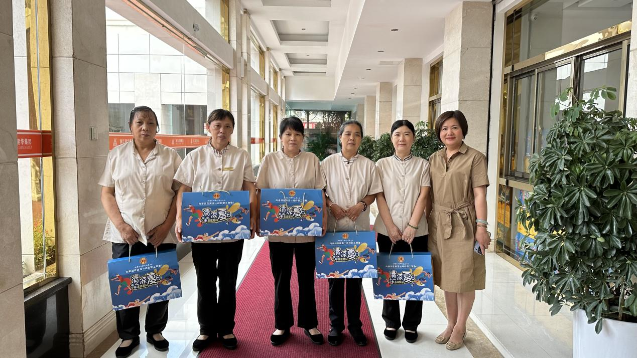 致敬高溫下的堅(jiān)守——集團(tuán)工會(huì)開(kāi)展高溫慰問(wèn)活動(dòng)