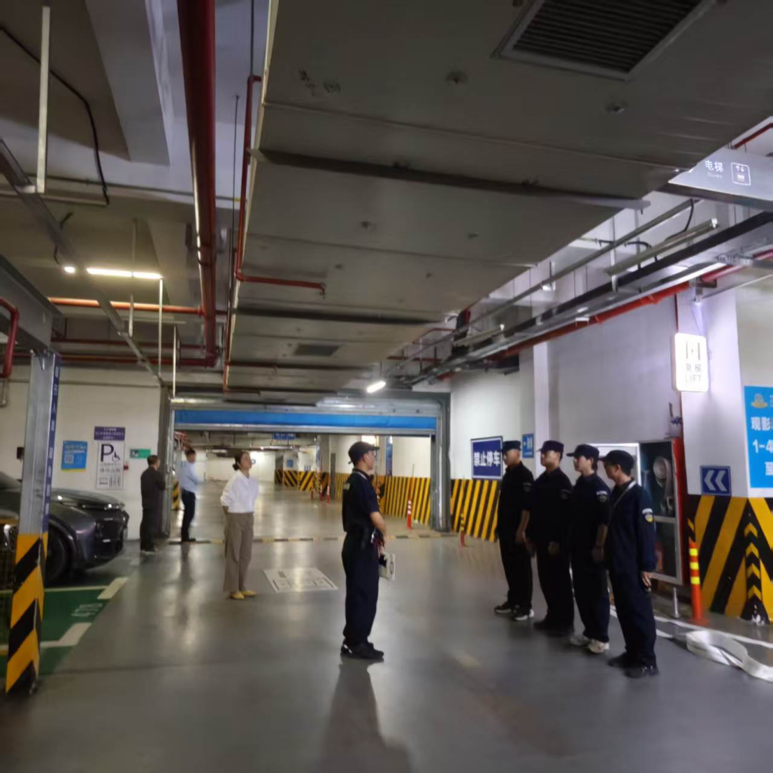 筑牢安全防線 護(hù)航節(jié)日平安 ——水晶城開展節(jié)前消防檢查與聯(lián)合演練