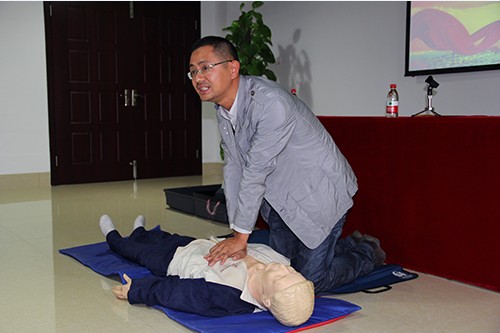 20131024建華文創(chuàng)園黨支部舉辦應(yīng)急救護知識培訓(xùn) (2).jpg