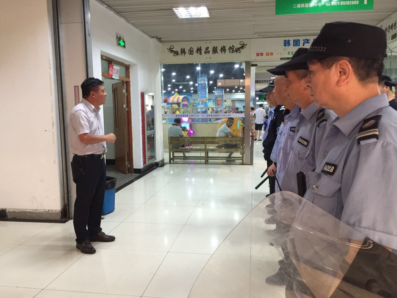 上塘街道總工會(huì)向錢(qián)江市場(chǎng)一線(xiàn)職工送清涼 (1).jpg