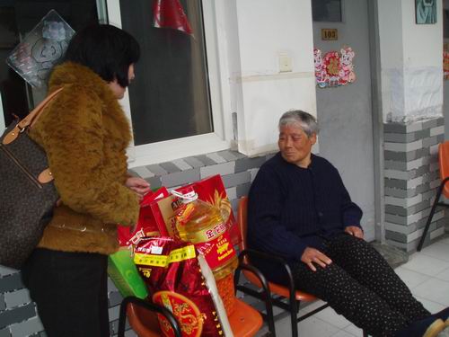 為長(zhǎng)期臥床的老人送去組織的溫暖 (3).jpg
